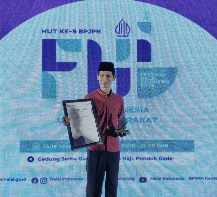 Muhammad Sholeh Raih Penghargaan HALAL Indonesia Awards 2022 dari BPJPH.