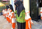 Santri TK Akhlak Cendekia Muslim Tertib Bersalaman dengan Guru Sebelum Masuk Kelas