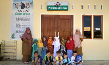 Santri dan Guru TK Akhlak Cendekia Muslim Berfoto Bersama Setiap Hari: Momen Kebersamaan yang Akan Selalu Dikenang