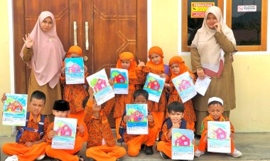 Momen Kebersamaan Santri TK Akhlak Cendekia Muslim: Berfoto dan Menyaksikan Hasil Karya