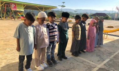 Santri TK Akhlak Cendekia Muslim di Sijunjung Tanamkan Kedisiplinan dengan Berbaris Setiap Pagi