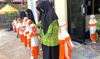 Santri TK Akhlak Cendekia Muslim Tertib Bersalaman dengan Guru Sebelum Masuk Kelas
