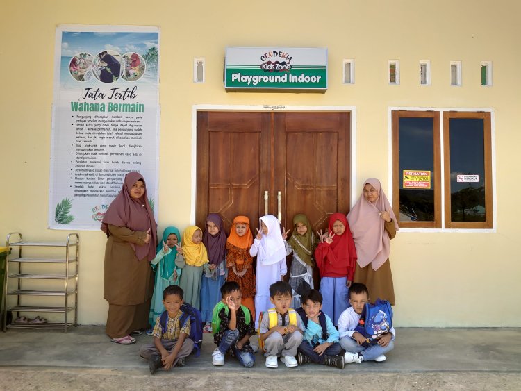 Santri dan Guru TK Akhlak Cendekia Muslim Berfoto Bersama Setiap Hari: Momen Kebersamaan yang Akan Selalu Dikenang