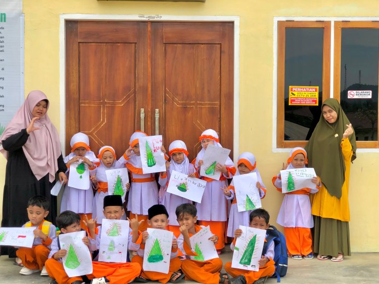 Kreativitas Santri TK Akhlak Cendekia Muslim: Membuat Tanaman Lidah Buaya dari Kertas dan Alat Sederhana