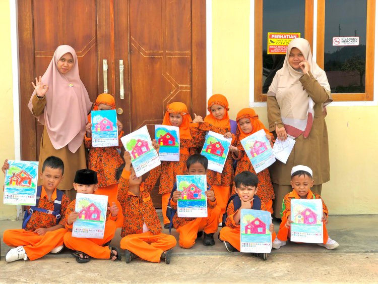 Momen Kebersamaan Santri TK Akhlak Cendekia Muslim: Berfoto dan Menyaksikan Hasil Karya
