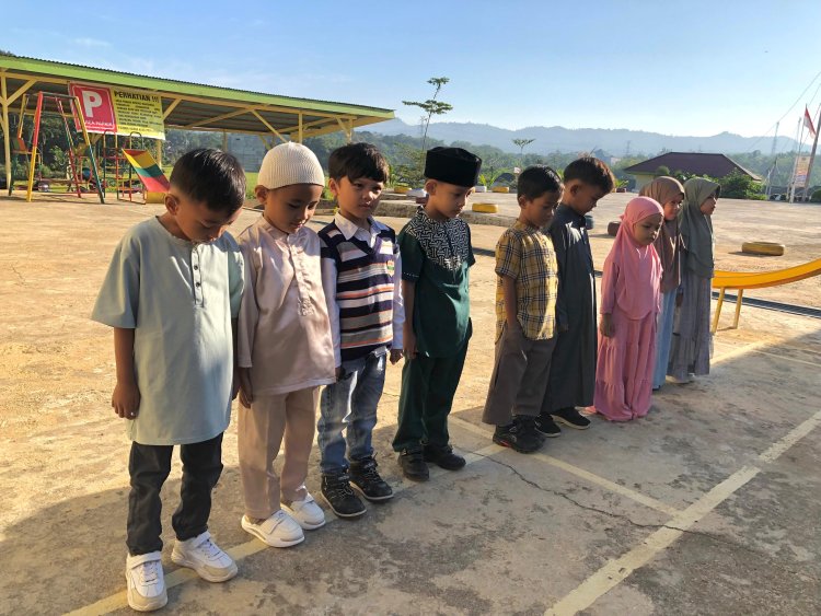 Santri TK Akhlak Cendekia Muslim di Sijunjung Tanamkan Kedisiplinan dengan Berbaris Setiap Pagi