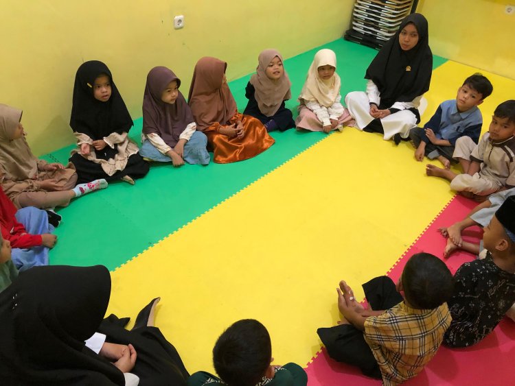 TK Akhlak Cendekia Muslim Gelar Kegiatan Menyanyi Bersama untuk Tingkatkan Semangat Santri Sebelum Pembelajaran