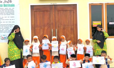 TK Akhlak Cendekia Muslim Asah Kreativitas Anak Lewat Kegiatan Mengecap Gambar Burung dengan Jari
