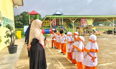 Santri TK Akhlak Cendekia Muslim Ceria Menyanyikan Asmaul Husna Bersama