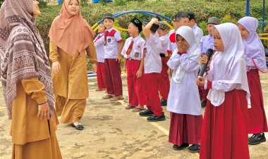 Santri SD Akhlak Cendekia Muslim Ungkapkan Terima Kasih kepada Ustadzah di Hari Guru Nasional