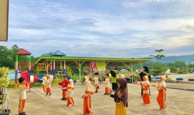 Santri Akhlak Cendekia Muslim Semangat Ikuti Senam Bersama untuk Awali Hari dengan Positif