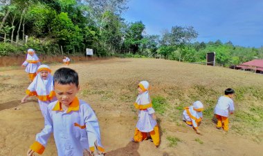 Santri TK Akhlak Cendekia Muslim Melaksanakan Kegiatan Menjaga Kebersihan Lingkungan dalam Materi Buanglah Sampah pada Tempatnya