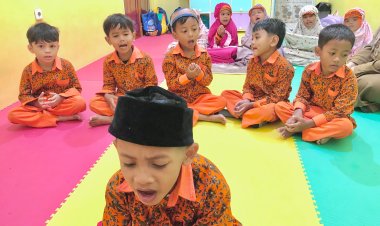 Santri TK Akhlak Cendekia Muslim Berdoa Setelah Shalat Dhuha Secara Jamaah