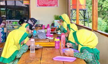 Momen Kebersamaan: Santri SD Akhlak Cendekia Muslim Nikmati Makan Siang Bersama di Kantin