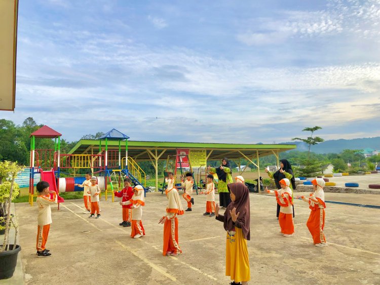 Santri Akhlak Cendekia Muslim Semangat Ikuti Senam Bersama untuk Awali Hari dengan Positif