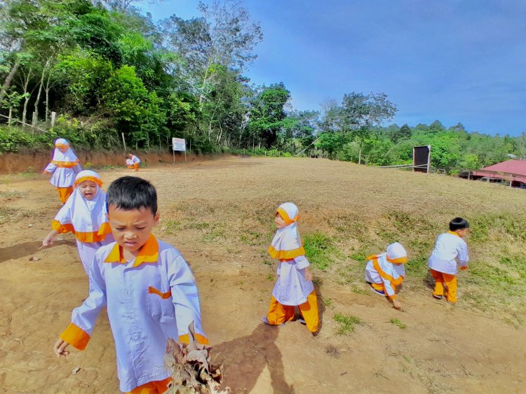 Santri TK Akhlak Cendekia Muslim Melaksanakan Kegiatan Menjaga Kebersihan Lingkungan dalam Materi Buanglah Sampah pada Tempatnya