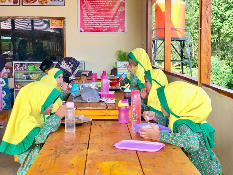 Momen Kebersamaan: Santri SD Akhlak Cendekia Muslim Nikmati Makan Siang Bersama di Kantin