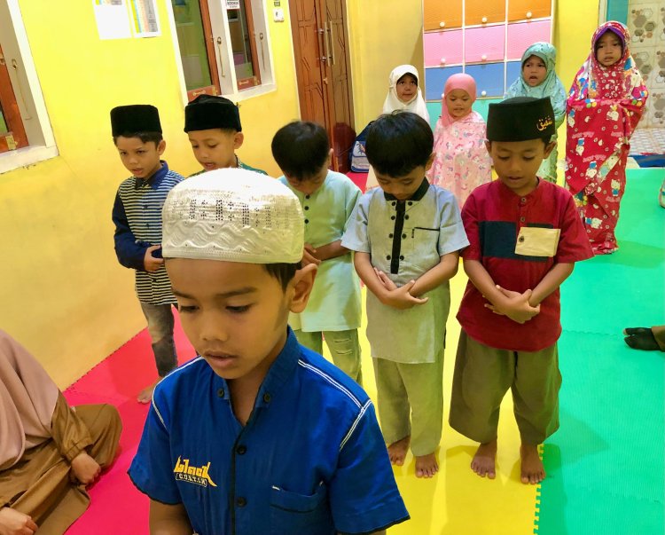 Shalat Dhuha Berjama'ah Menjadi Kewajiban Santri TK Akhlak Cendekia Muslim Setiap Hari
