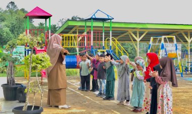 Santri TK Akhlak Cendekia Muslim Semangat Bernyanyi Bersama Saat Berbaris di Lapangan Sekolah
