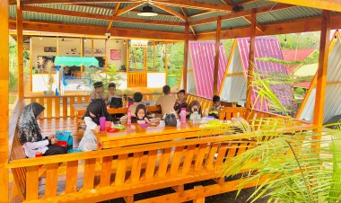 Santri SD Akhlak Cendekia Muslim Nikmati Makan Siang Bersama di Saung Cendekia Muslim