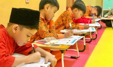 Santri TK Akhlak Cendekia Muslim Antusias Mewarnai Bersama