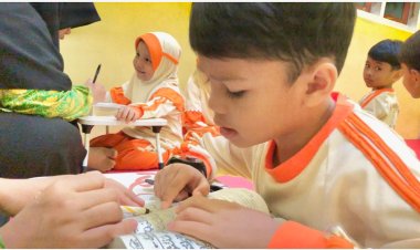 Santri TK Akhlak Cendekia Muslim Antusias Membaca Yanbu’a Bersama Ustadzah