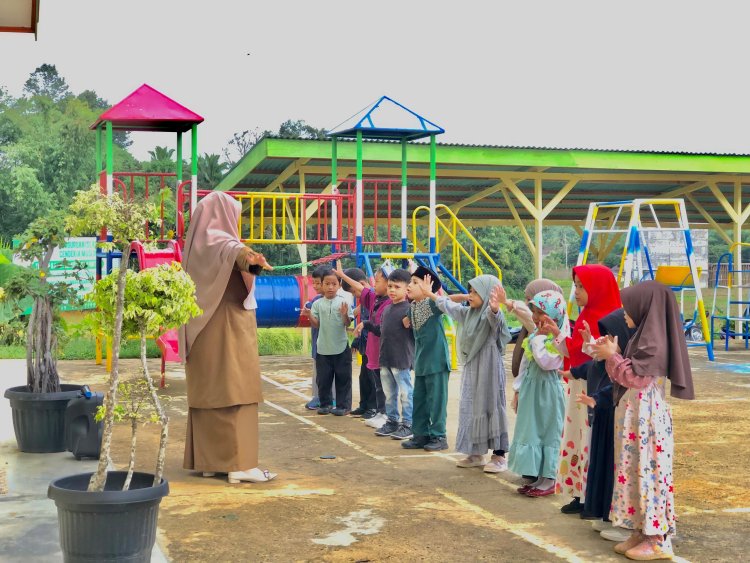 Santri TK Akhlak Cendekia Muslim Semangat Bernyanyi Bersama Saat Berbaris di Lapangan Sekolah