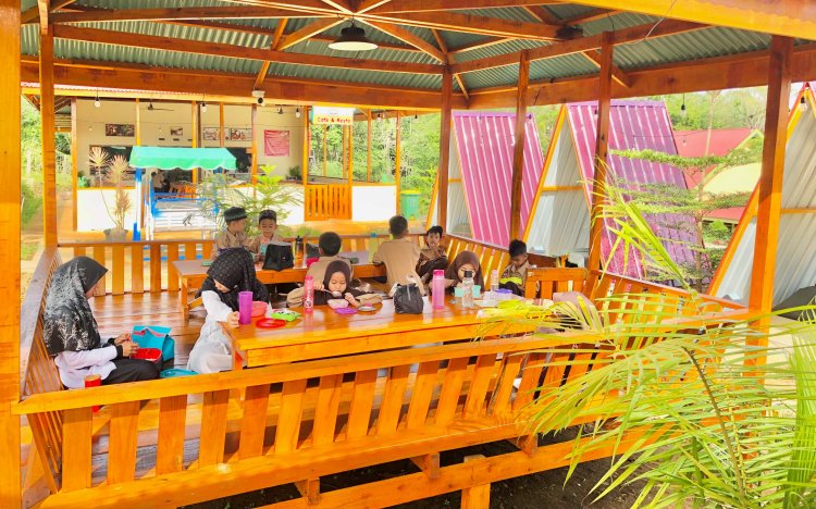 Santri SD Akhlak Cendekia Muslim Nikmati Makan Siang Bersama di Saung Cendekia Muslim