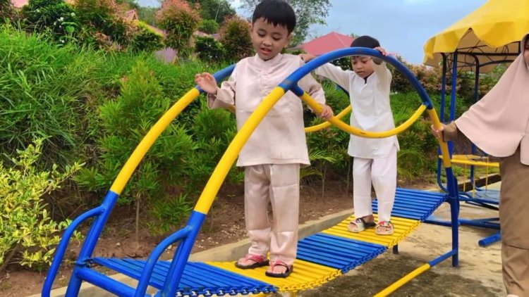 Santri TK Akhlak Cendekia Muslim Bahagia Bermain di Outdoor Playground