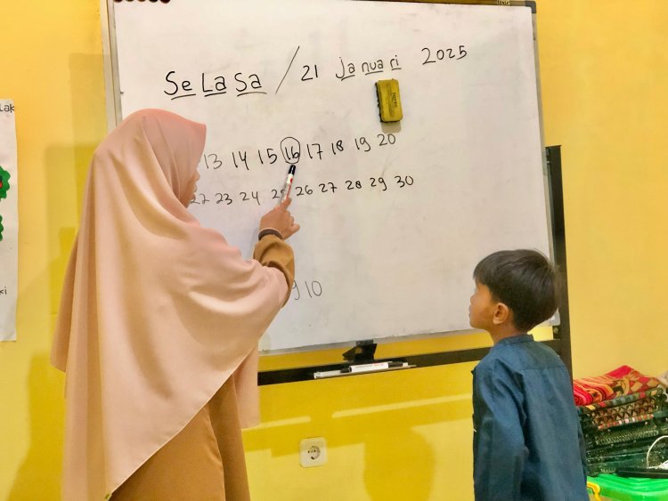 Santri TK Akhlak Cendekia Muslim Semangat Belajar Berhitung dan Menebak Angka di Kelas
