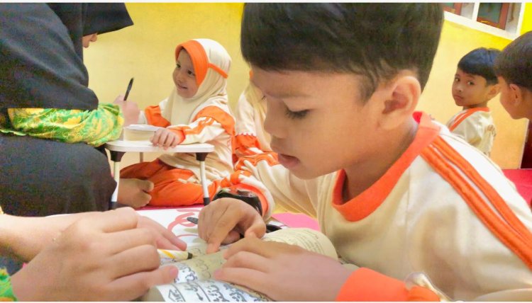 Santri TK Akhlak Cendekia Muslim Antusias Membaca Yanbu’a Bersama Ustadzah