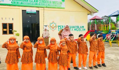 Santri TK Akhlak Cendekia Muslim Semangat Berbaris di Lapangan Cendekia Muslim