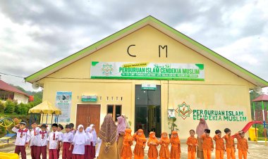 Santri Akhlak Cendekia Muslim Semangat Berbaris pada Upacara Senin Pagi di Sijunjung