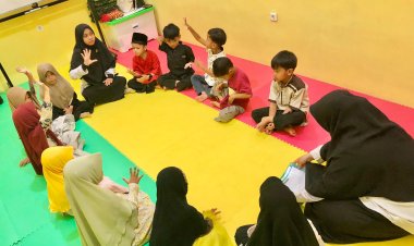 Santri TK Akhlak Cendekia Muslim Duduk Melingkar Sebelum Memulai Belajar Bersama