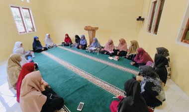 Halaqah Mingguan Staf Kantor Perguruan Islam Cendekia Muslim: Meningkatkan Ilmu dan Silaturahmi