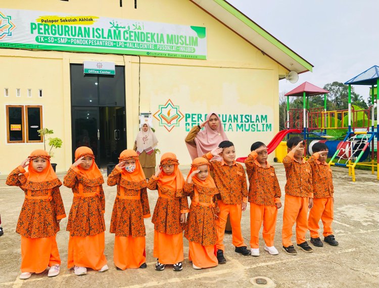 Santri TK Akhlak Cendekia Muslim Semangat Berbaris di Lapangan Cendekia Muslim