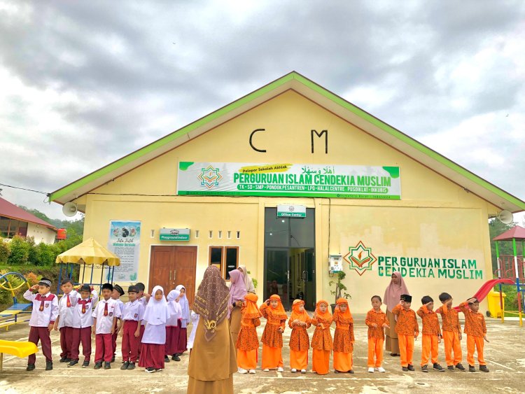 Santri Akhlak Cendekia Muslim Semangat Berbaris pada Upacara Senin Pagi di Sijunjung