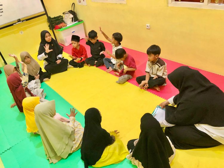 Santri TK Akhlak Cendekia Muslim Duduk Melingkar Sebelum Memulai Belajar Bersama