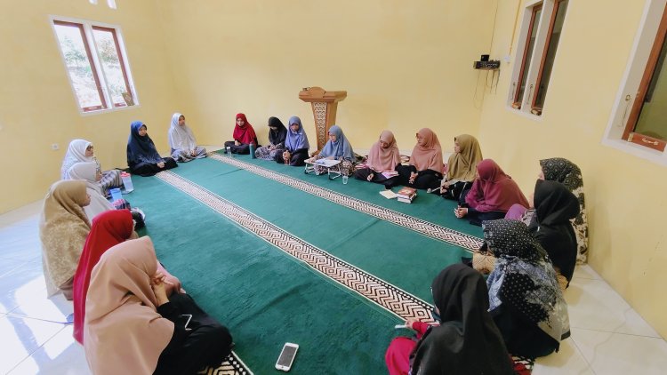 Halaqah Mingguan Staf Kantor Perguruan Islam Cendekia Muslim: Meningkatkan Ilmu dan Silaturahmi