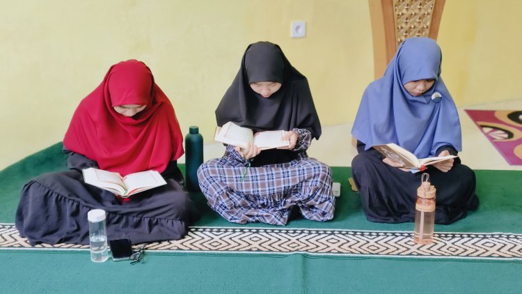 Halaqah Mingguan Staf Kantor Perguruan Islam Cendekia Muslim: Meningkatkan Ilmu dan Silaturahmi