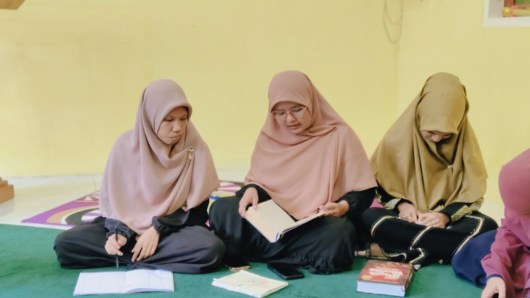 Halaqah Mingguan Staf Kantor Perguruan Islam Cendekia Muslim: Meningkatkan Ilmu dan Silaturahmi