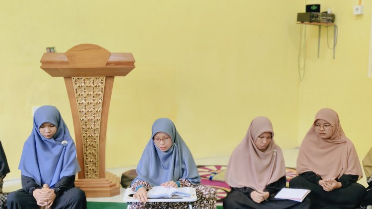 Halaqah Mingguan Staf Kantor Perguruan Islam Cendekia Muslim: Meningkatkan Ilmu dan Silaturahmi