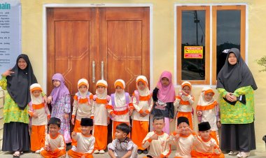 Santri TK Akhlak Cendekia Muslim Tetap Semangat Berfoto Bersama Meski Sedang Berpuasa