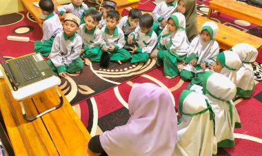 Santri SD Akhlak Cendekia Muslim Menonton Kisah Nabi Sebelum Pulang, Menambah Pengetahuan di Bulan Ramadhan