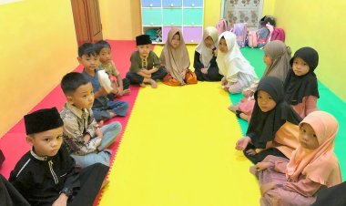 Santri TK Akhlak Cendekia Muslim Menonton Kisah Nabi Yusuf A.S. Sebelum Kegiatan Tahfizd