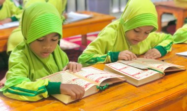 Santri SD Akhlak Cendekia Muslim Antusias Membaca Al-Qur'an di Kelas