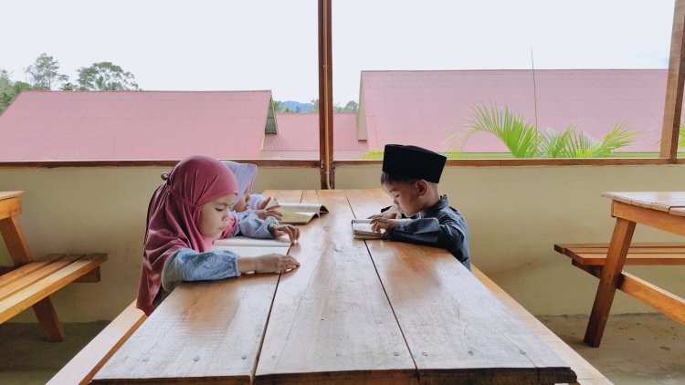 Menumbuhkan Cinta Membaca Sejak Dini di Rumah Baca Cendekia Muslim
