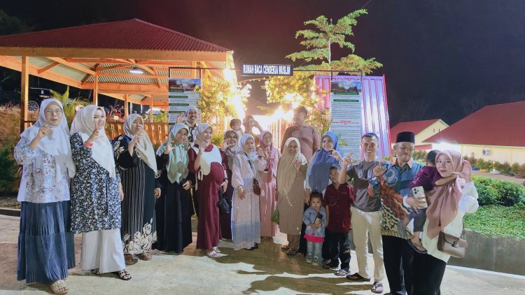Mengabadikan Momen Hangat Keluarga di Malam Hari di Cafe Rumah Baca Cendekia Muslim