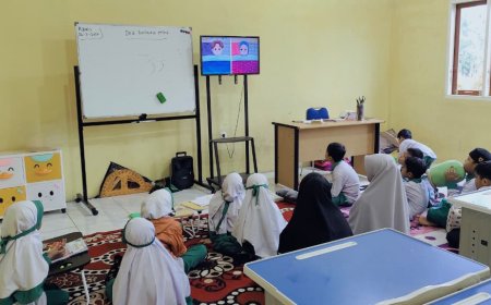 Jumat Ramadan Penuh Makna: Santri Antusias Menyimak Video Edukasi di Kelas 2 Umar Bin Khattab