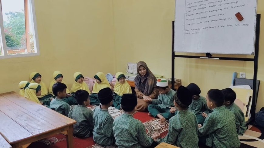 Belajar Sirah dengan Cara Seru: Kelas 1 Usman bin Affan Bermain Kotak Pos Kisah Nabi Muhammad
